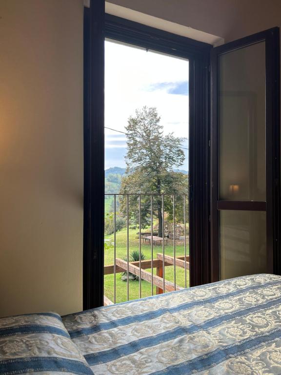 una camera con letto e finestra con vista di Nutrilamente country house a Robella