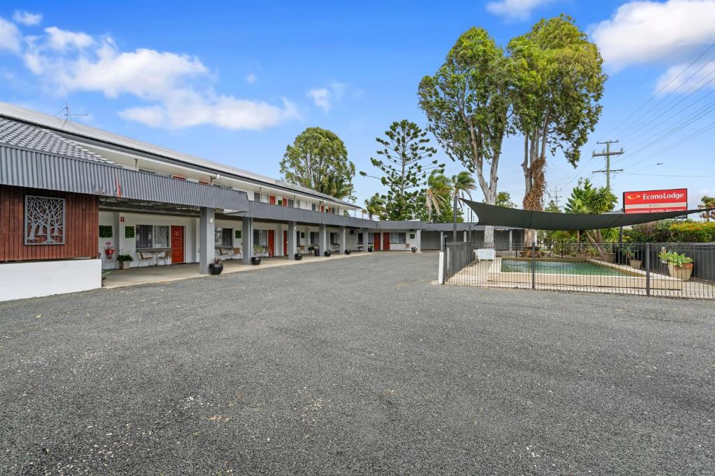 an empty parking lot in front of a building at Econo Lodge Chaparral Motel Ballina in Ballina