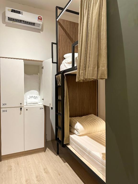 Postel nebo postele na pokoji v ubytování Jiran Hostel Kota Kinabalu