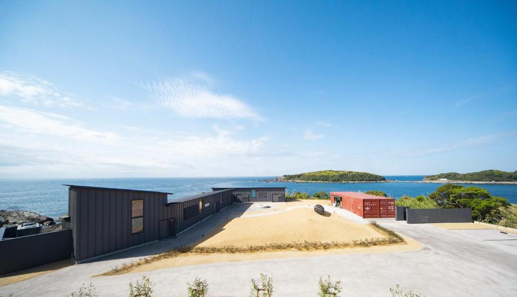 une maison avec une grande allée à côté de l'océan dans l'établissement TUZUMI Wakayama Susami, à Esumi