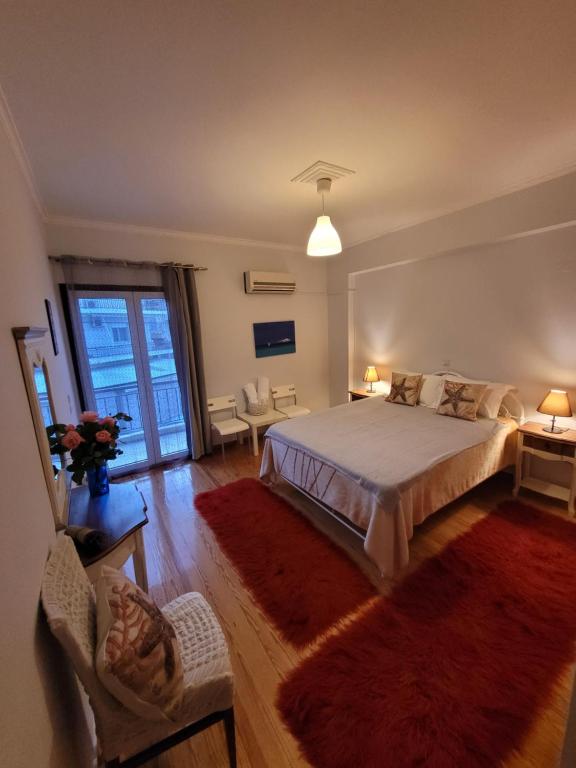 1 dormitorio con 1 cama y sala de estar en Lefkada Center Apartments, en Lefkada