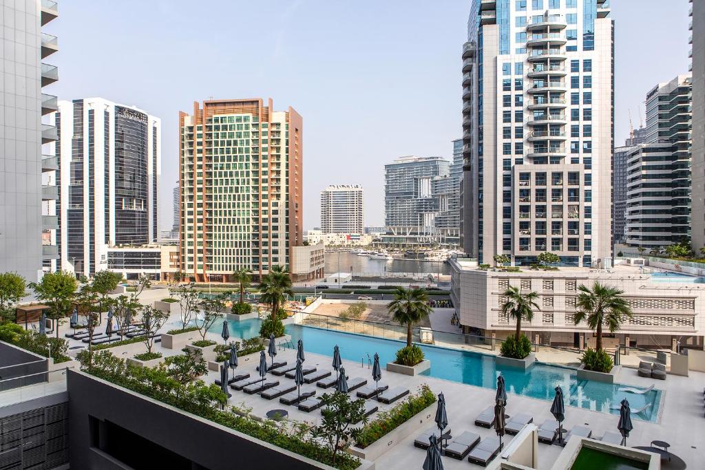 Výhled na bazén z ubytování Luxury apartments in Business Bay nebo okolí