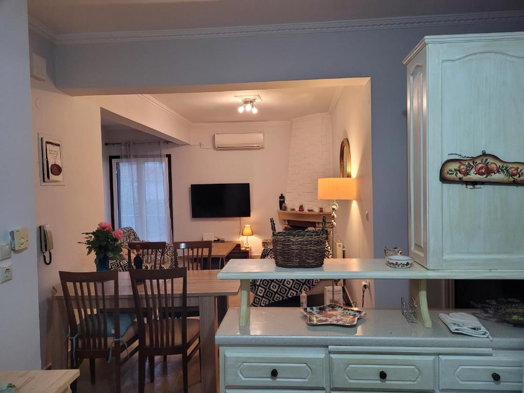 Televízia a/alebo spoločenská miestnosť v ubytovaní Lefkada Center Apartments