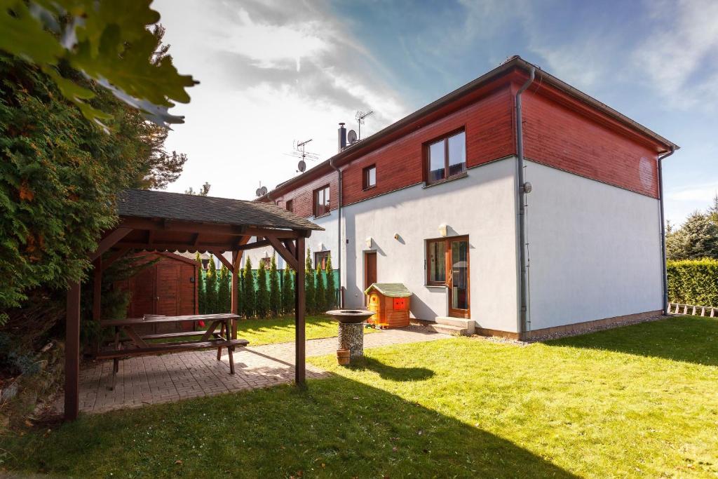 Zahrada ubytování Vila Kubik Lipno