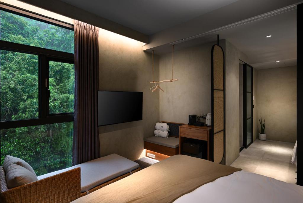 鱼池乡歸璞泊旅 Hotel Beore的一间带床和平板电视的卧室