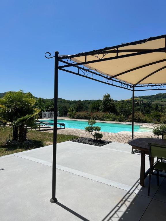 Bazén v ubytování Gîte Crest, avec terrasse et piscine. nebo v jeho okolí