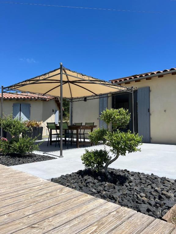 Patio nebo venkovní prostory v ubytování Gîte Crest, avec terrasse et piscine.