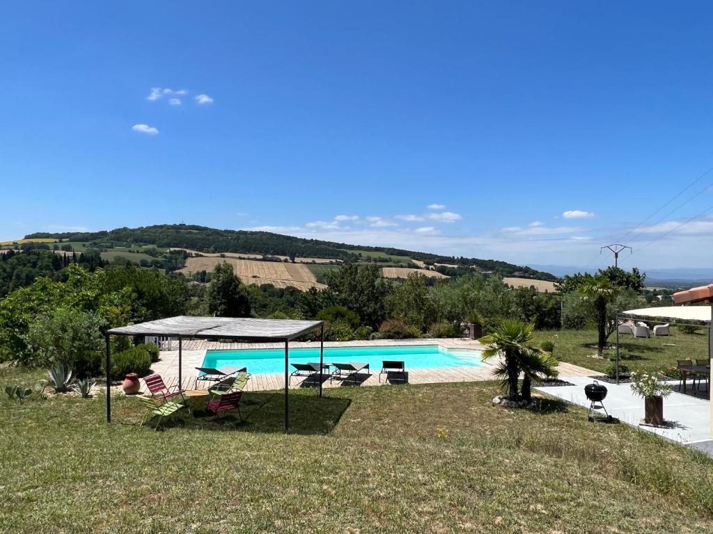 Bazén v ubytování Gîte Crest, avec terrasse et piscine. nebo v jeho okolí