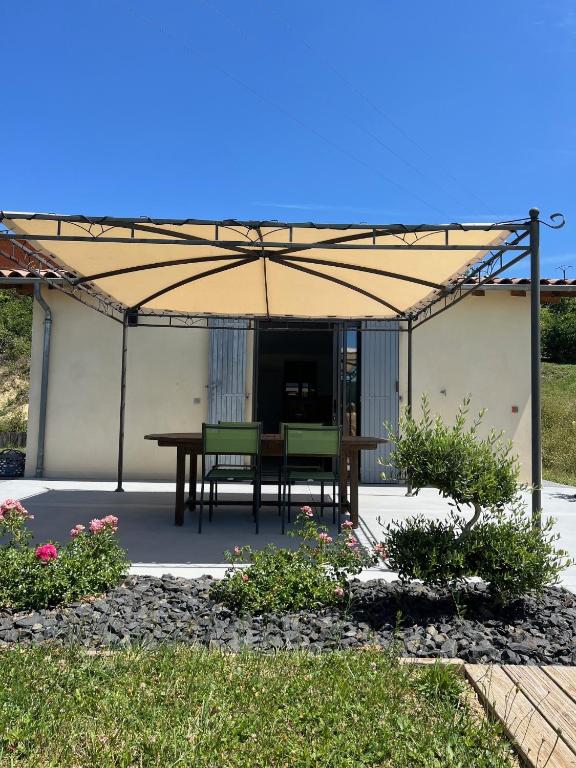 Zahrada ubytování Gîte Crest, avec terrasse et piscine.