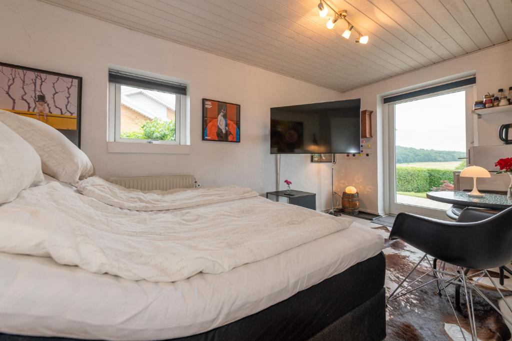 Cama grande en habitación con ventana grande en Bed & Breakfast Horsens - Udsigten en Horsens