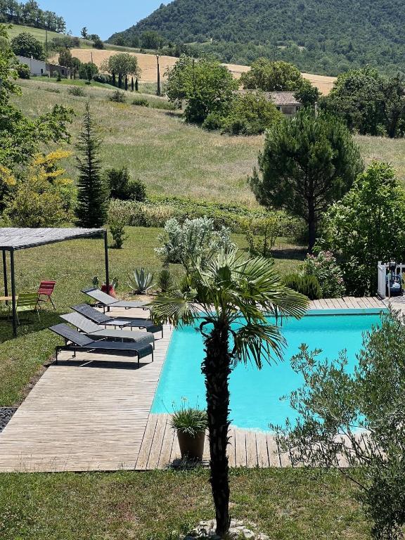 Bazén v ubytování Gîte Crest, avec terrasse et piscine. nebo v jeho okolí