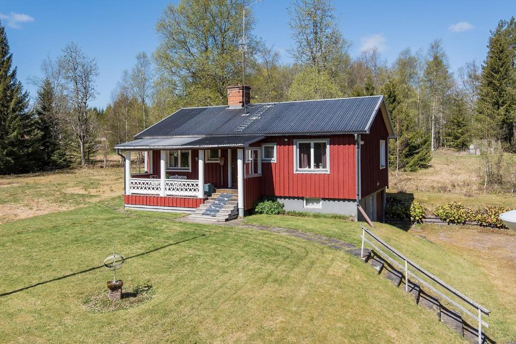 Casa roja y blanca con patio en Stuga Näsberget en Malung