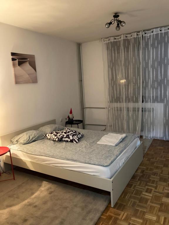 um quarto com uma cama e uma janela em STUDIO APP STELLA Dnevni najam stana Jarun Zagreb SELF-CHECK-IN em Zagreb