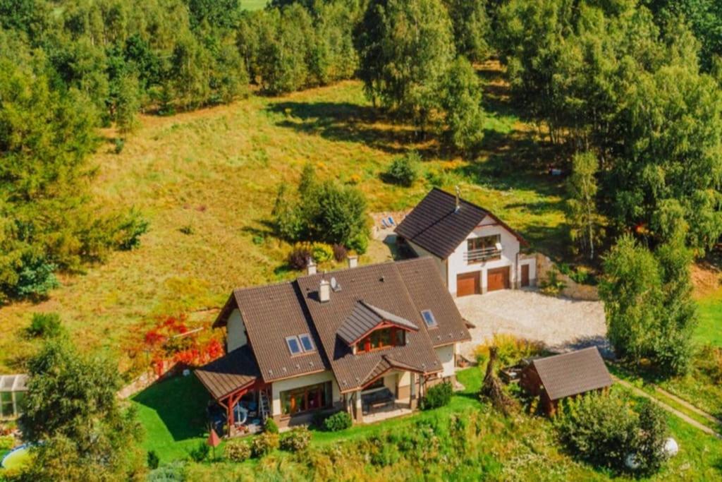una vista aérea de una casa grande en un campo en Willa Trzcińsko, en Trzcińsko