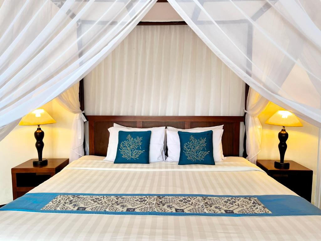 En eller flere senger på et rom på Spacious villa with a pool and a gorgeous view by BaliBenefit