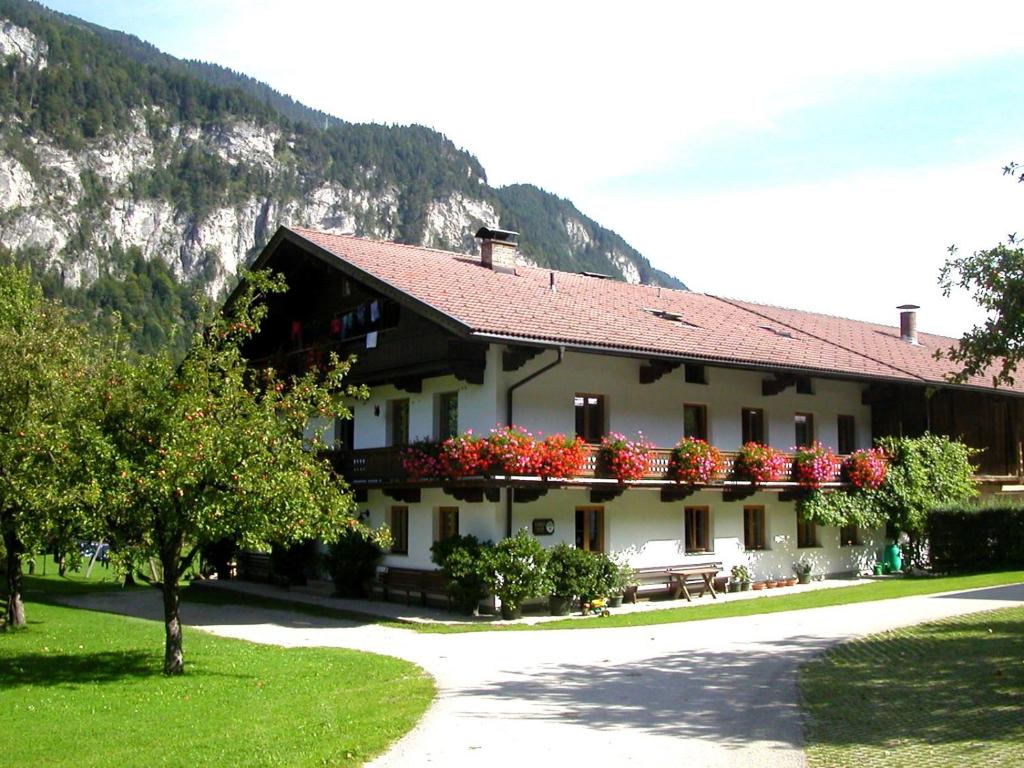 ein Gebäude mit Blumenkästen an der Seite in der Unterkunft Windhaghof in Kramsach