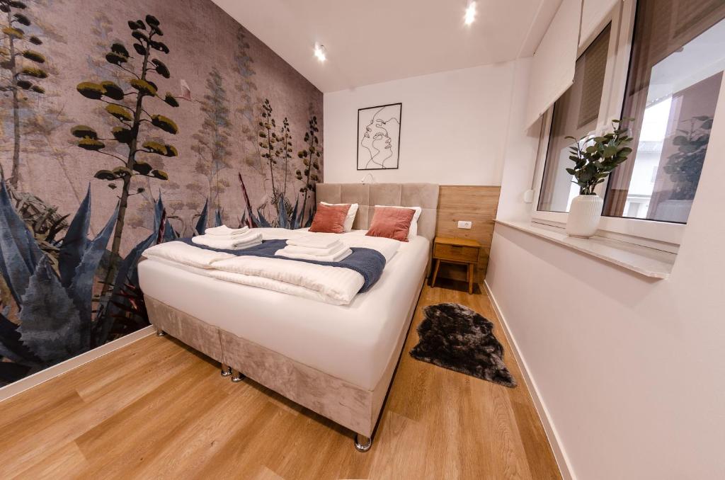 1 dormitorio con 1 cama en una habitación en Ljubljana Urban Apartments, en Liubliana