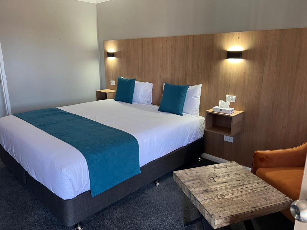 Ένα ή περισσότερα κρεβάτια σε δωμάτιο στο Adrian Motel