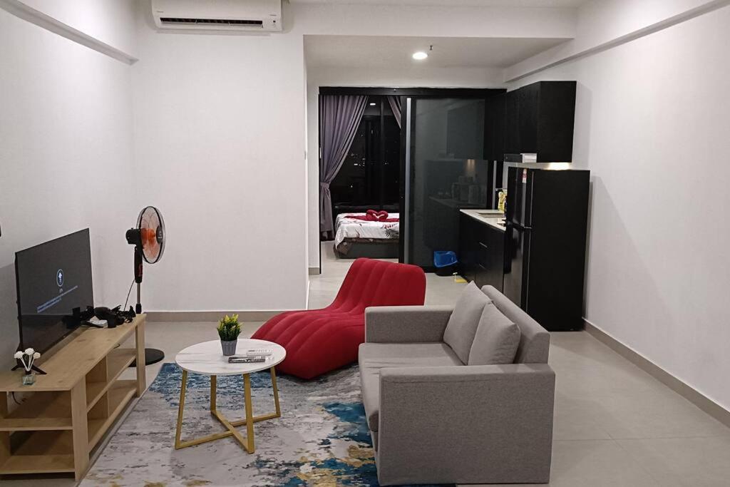 un soggiorno con divano e tavolo di Cozy Flexus Signature Netflix, Pool and Privacy a Kuala Lumpur