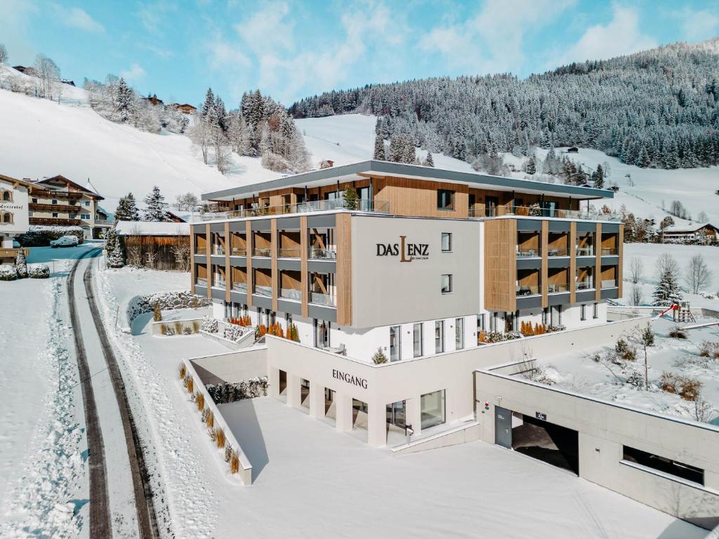 Cảnh núi rừng hoặc tầm nhìn ra núi từ khách sạn căn hộ