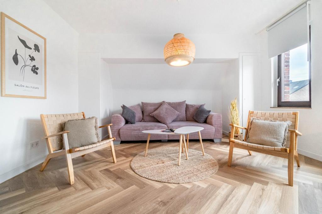 sala de estar con sofá y 2 sillas en - NICE & CALM - Perfect for Families, Friends, Couples, en Wesel