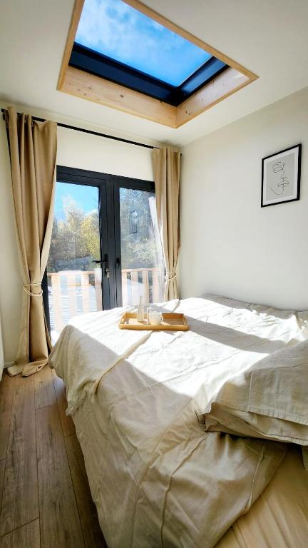 Postel nebo postele na pokoji v ubytování Alptime Tiny Lodge