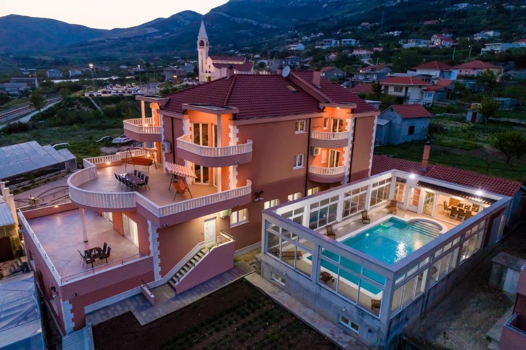 uma vista aérea de uma casa com piscina em Villa My Dream in Kastel Stari em Kaštel Stari