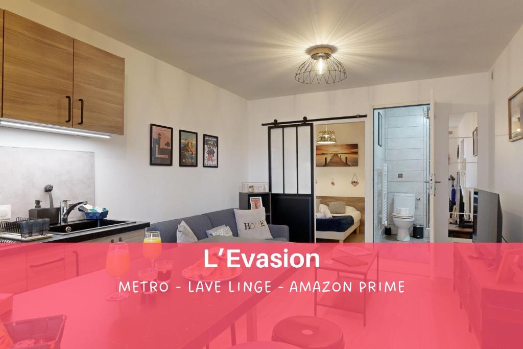 Il comprend une cuisine et un salon avec un comptoir rouge. dans l'établissement expat renting - L’Evasion - Saint Michel - Métro, à Toulouse