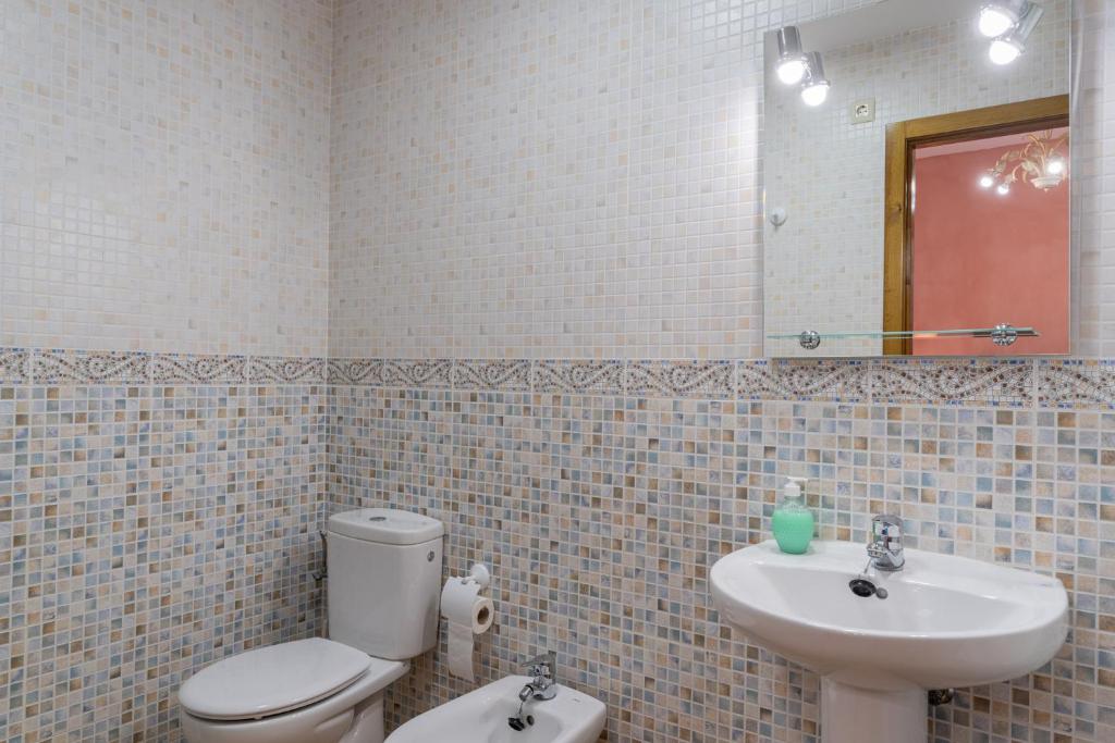 Koupelna v ubytování CASA RURAL C PUENTE DEL SEGURA