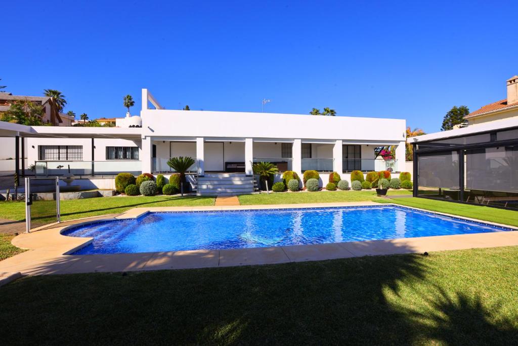 uma casa com uma piscina em frente em Villa lujo Costa del Sol con piscina-jacuzzi em Torremolinos