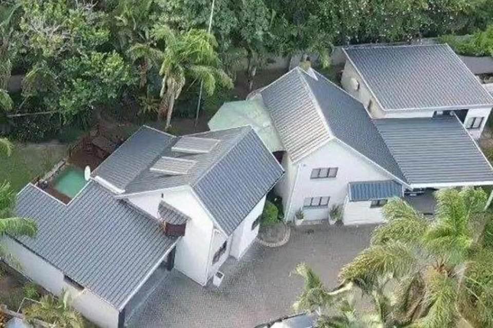 - une vue aérienne sur une maison dotée de panneaux solaires dans l'établissement Tinroofs Cottage, à Kelso