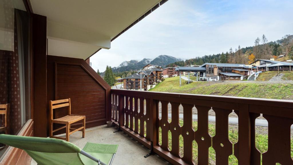 a balcony with a chair and a view of a mountain at Les Eterlous 37- Appt skis aux pieds 4 pers in Morillon