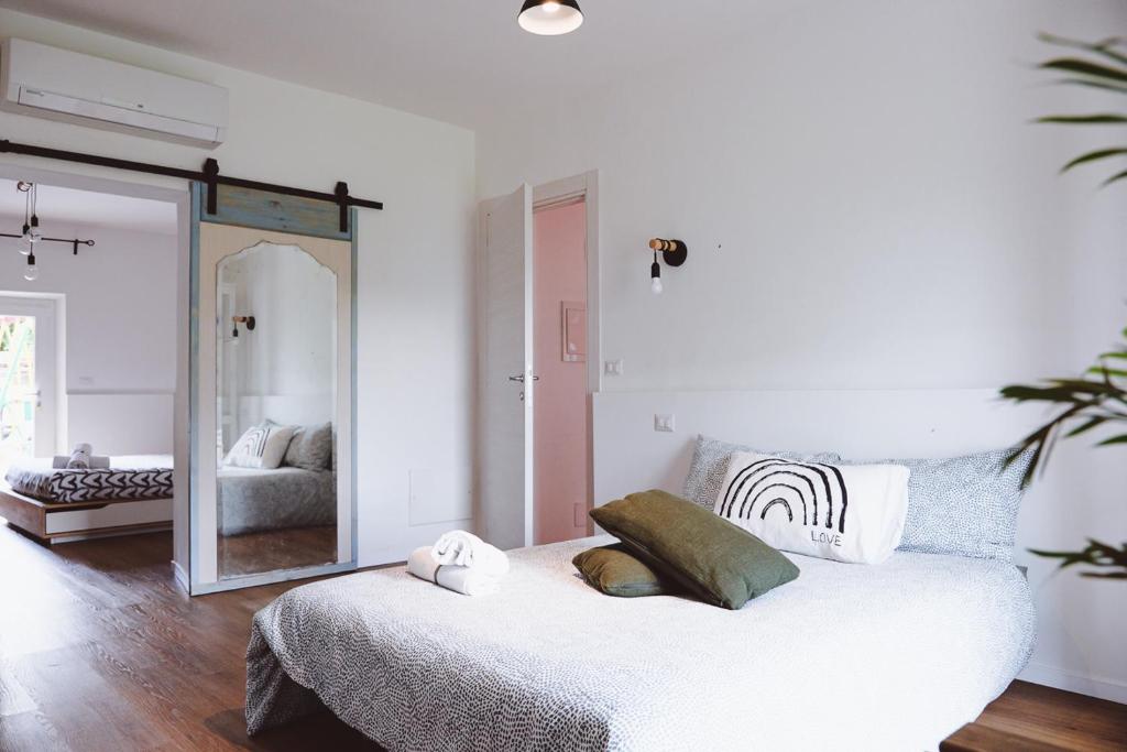 um quarto com uma cama e um espelho grande em Olio su Tela em Paliano