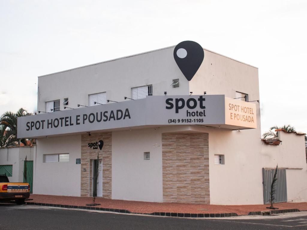 um edifício com uma placa para um hotel em Spot Hotel e pousada em Uberlândia