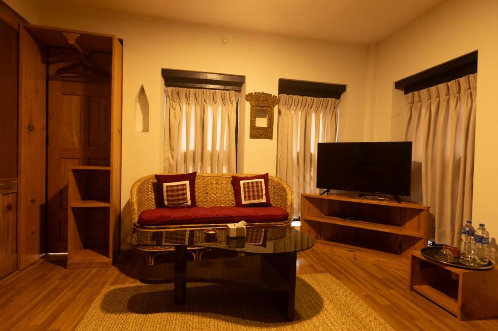 TV a/nebo společenská místnost v ubytování Subha Casa Hotel