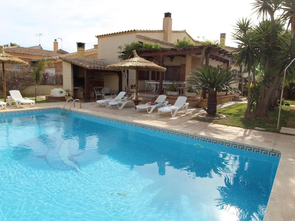 Bazén v ubytovaní Casa con Piscina Privada, Cerca del Mar, WiFi Gratis, Aire Opcional, Mascotas y Playa para Perros - ES-184-10 alebo v jeho blízkosti