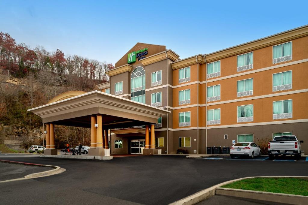 un hotel con un parcheggio di fronte di Holiday Inn Express and Suites Hazard, an IHG Hotel a Hazard