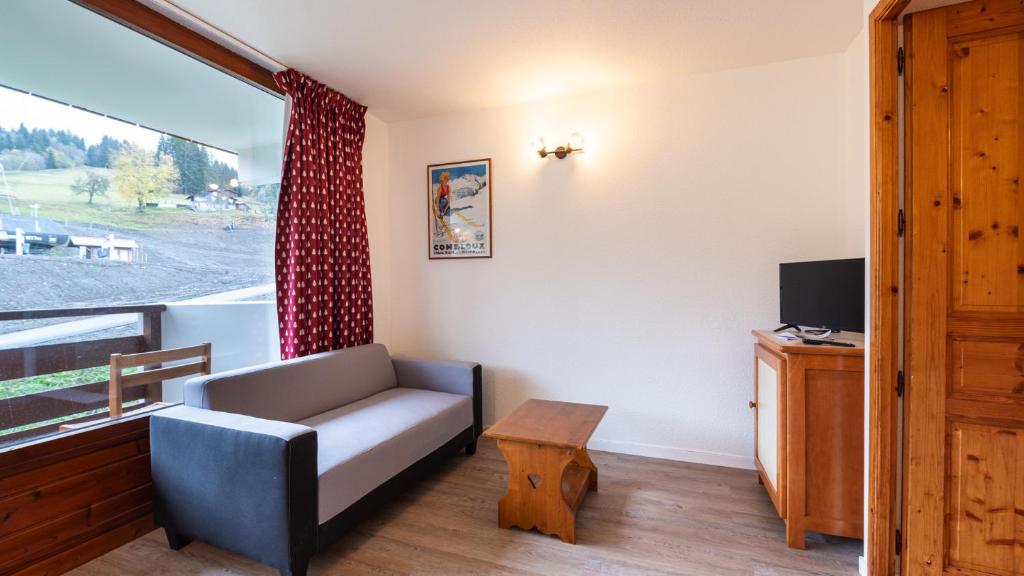 ein Wohnzimmer mit einem Sofa und einem Fenster in der Unterkunft Les Eterlous 28 - Appt montagne 4 pers in Morillon