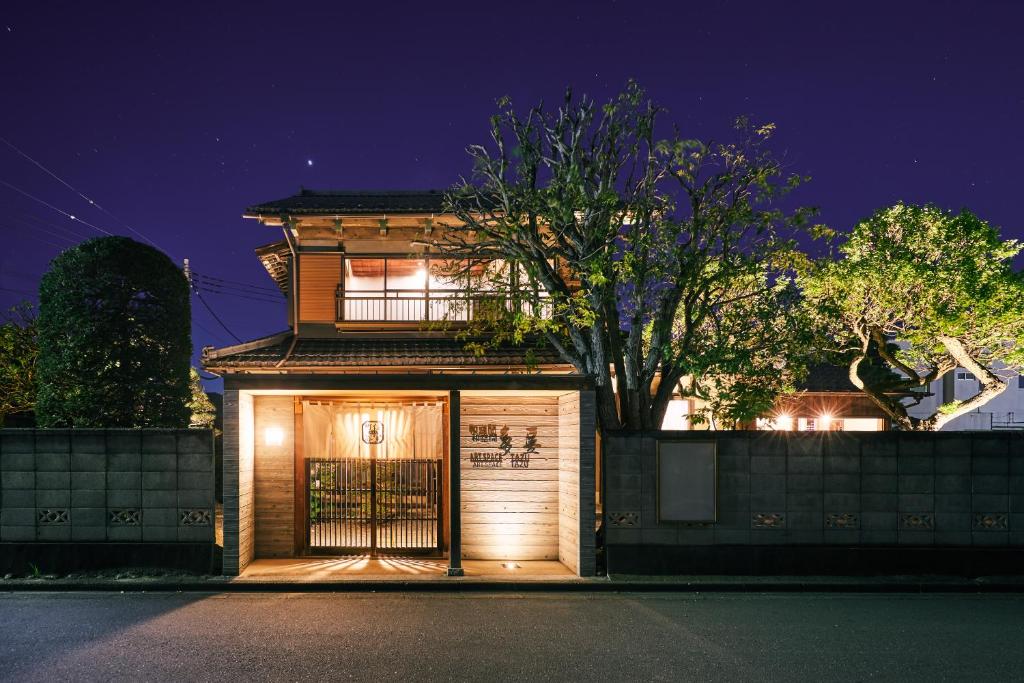 una casa con una puerta delante de un edificio en 町住客室 秩父宿 en Chichibu