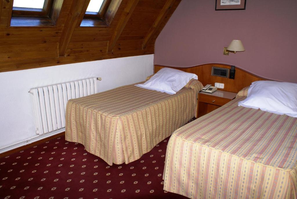 Posteľ alebo postele v izbe v ubytovaní Hotel Edelweiss