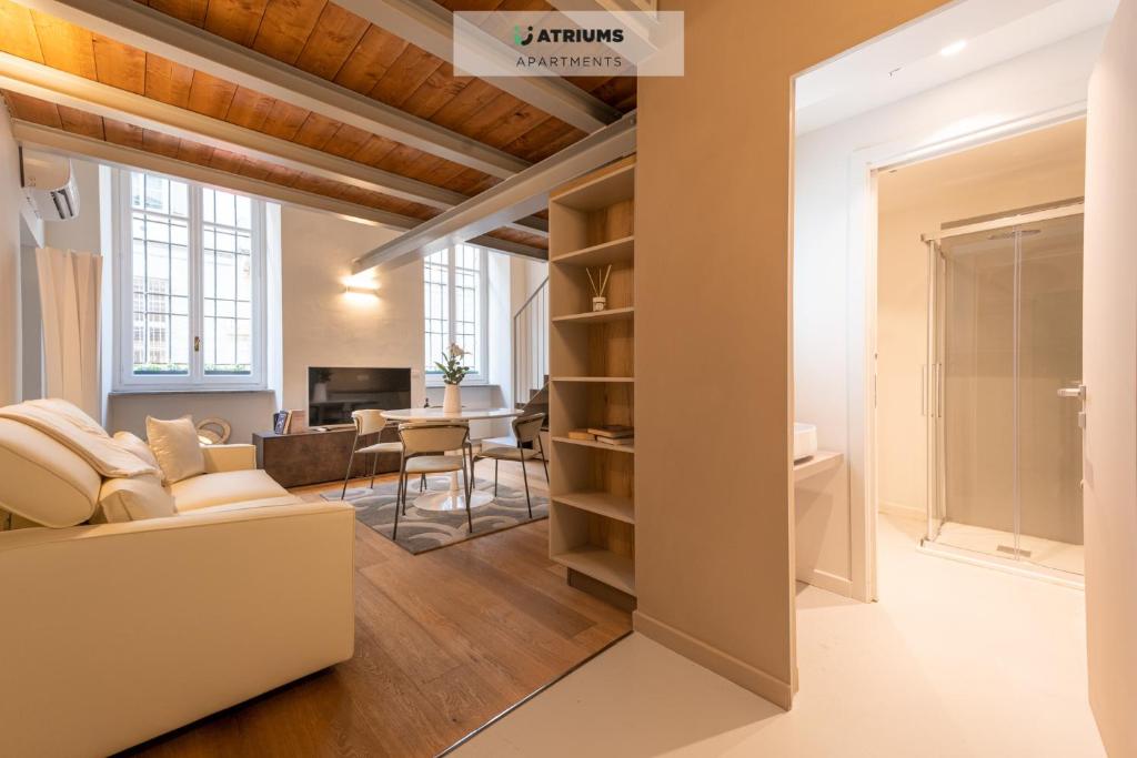 een woonkamer met een bank en een tafel bij Atriums Apartment Giambattista Bogino in Turijn