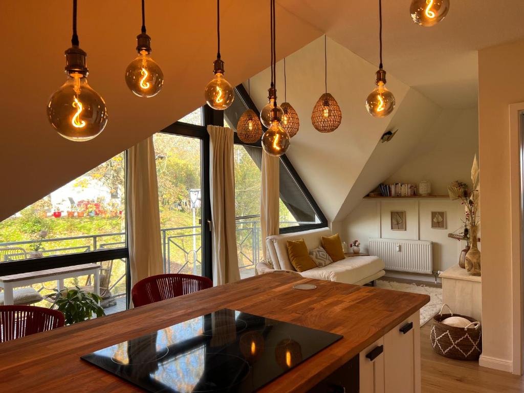 cocina y sala de estar con luces colgantes en Estelle, en Stromberg