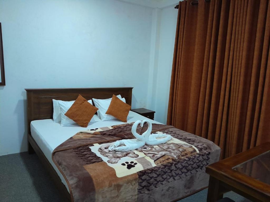 a hotel room with a bed with at Creek View Inn in Nuwara Eliya