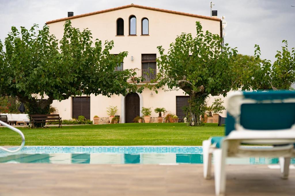 een villa met een zwembad en een huis bij Mas Montbrio Belvedere in Cambrils