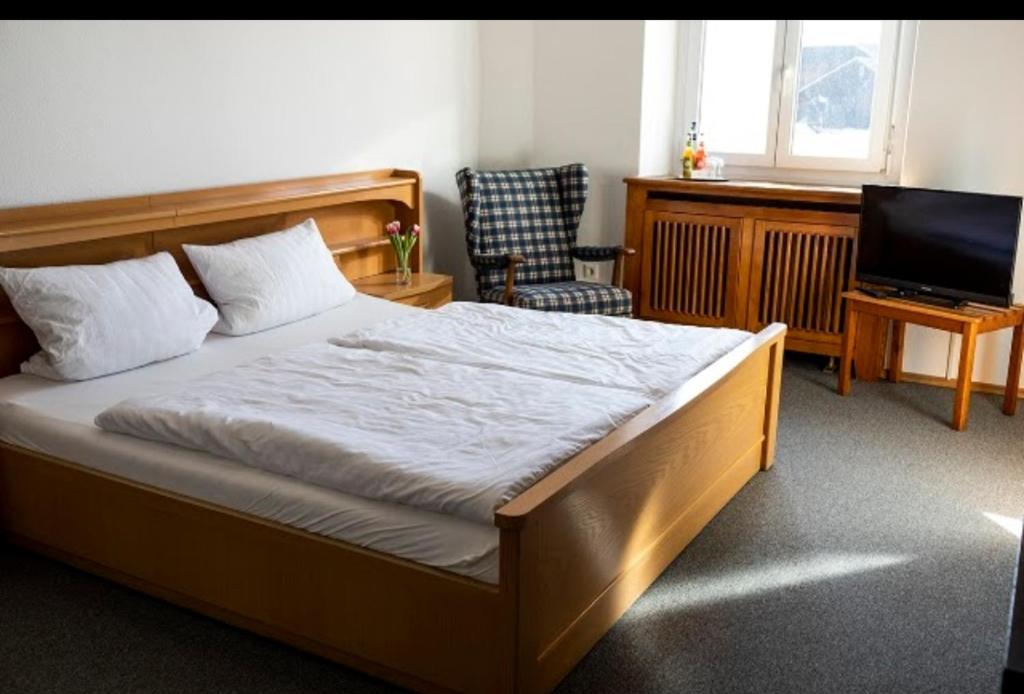 Ein Bett oder Betten in einem Zimmer der Unterkunft Hotel Ochsen, Dekos Restaurant