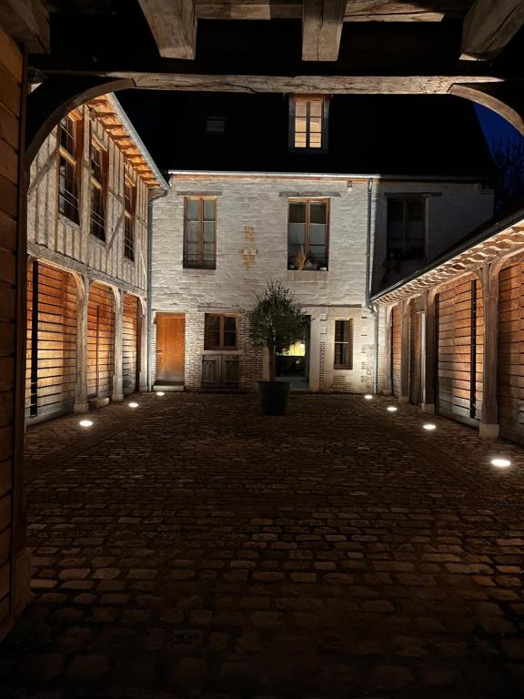 un cortile vuoto di un vecchio edificio di notte di Appartement 2 chambres - Saint Pierre a Troyes