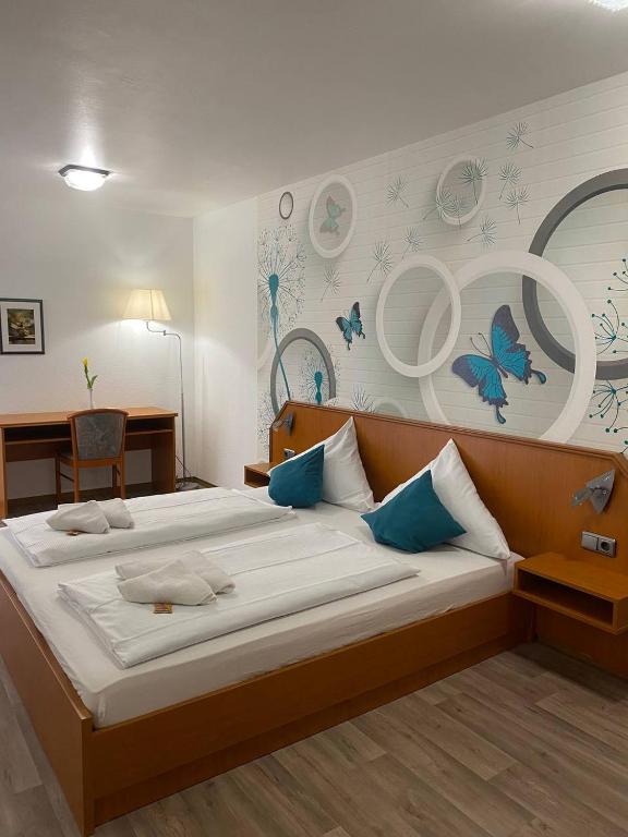 Postel nebo postele na pokoji v ubytování Hotel Krone Riesling