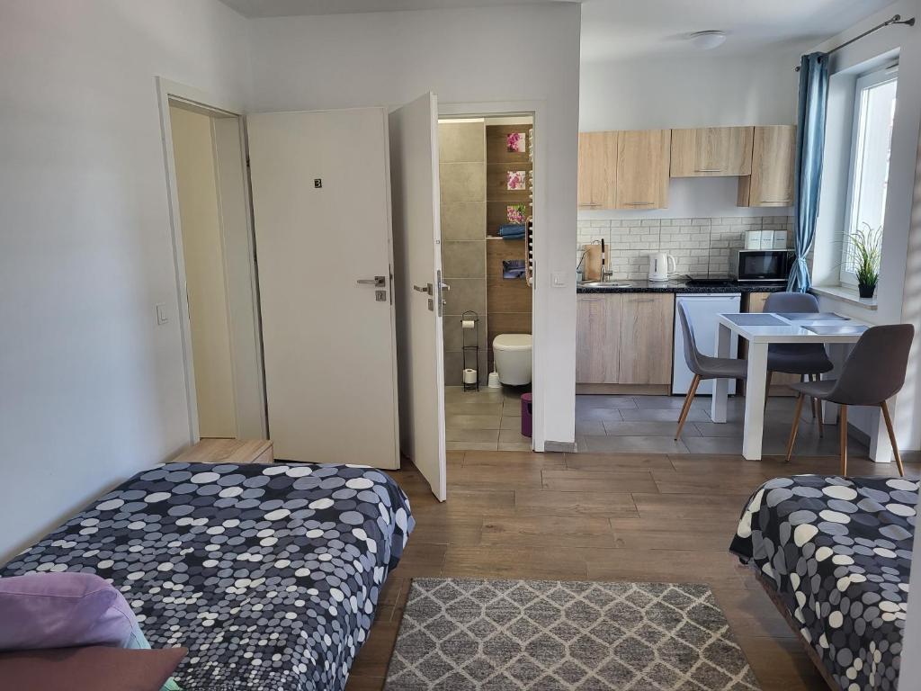 Kuchyňa alebo kuchynka v ubytovaní POKOJE - STUDIO GLIWICE I przy ONKOLOGII