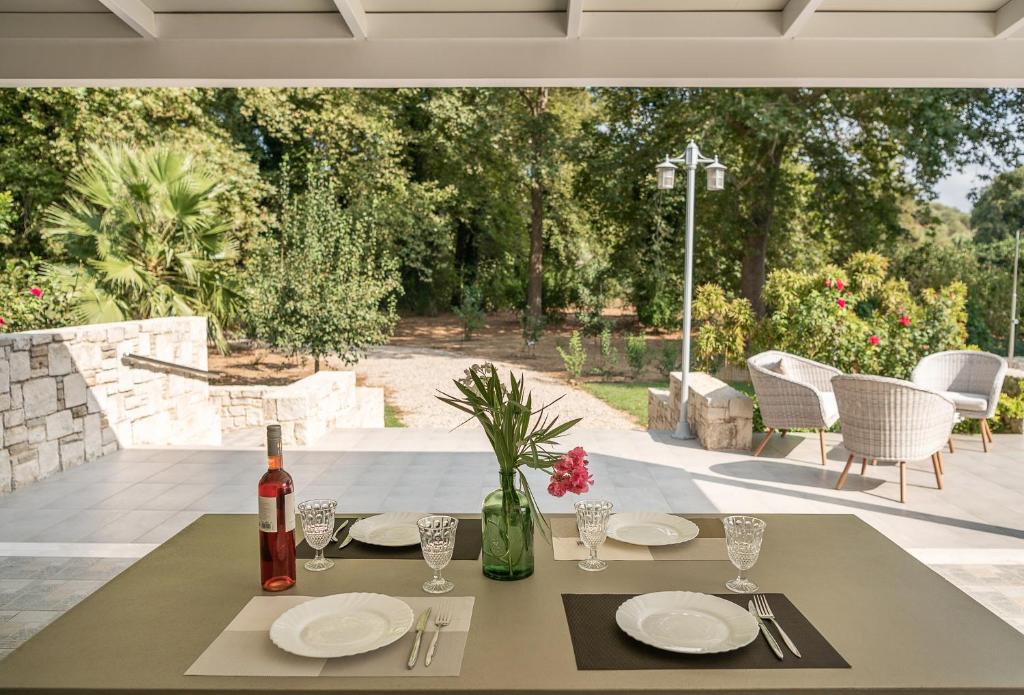 Vonkajšia záhrada v ubytovaní Villa Nature, Heated Pool