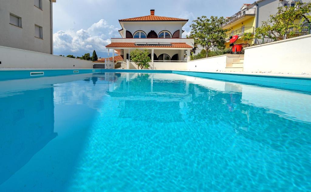 La alberca dentro o cerca de Villa Milicevo